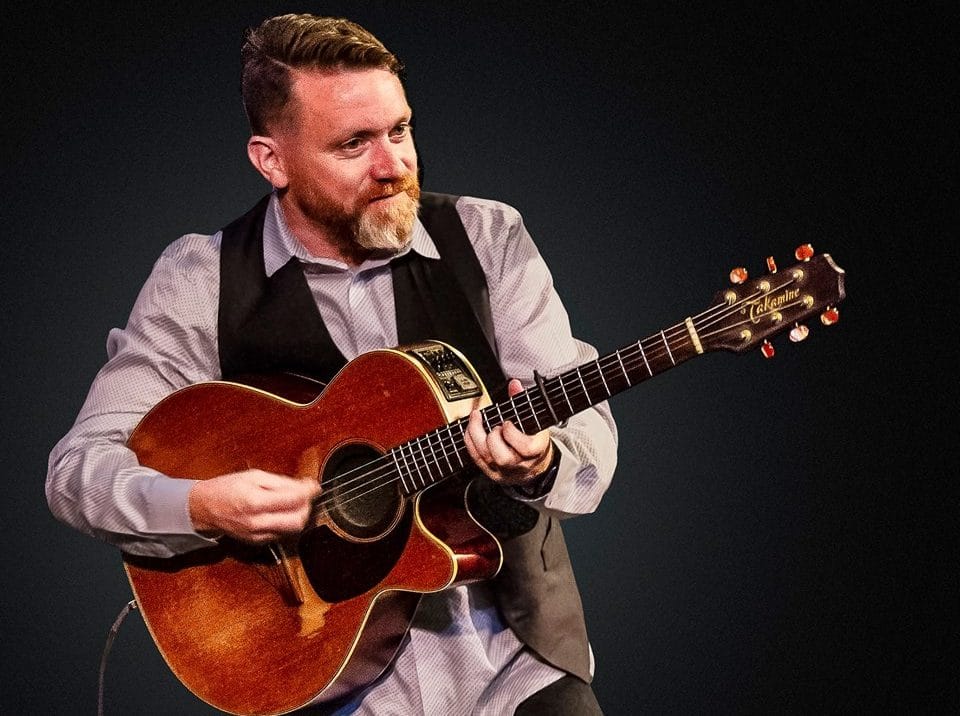 cropped-padraig-and-guitar.jpg